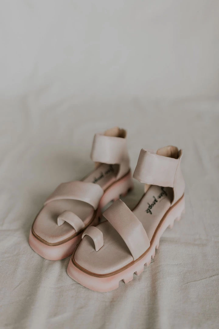Henly Free People Maddox Lug Sole Sandal In Shell Pink