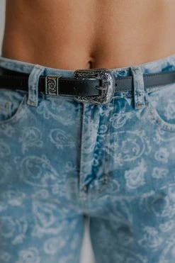 Henly Skinny Leather Belt In Black