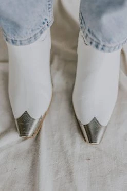 Henly Dakota Boot In White Shoes