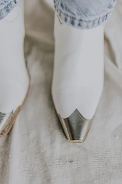 Henly Dakota Boot In White Shoes