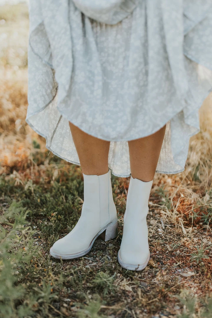 Henly Free People Essential Chelsea Boot In Chalk