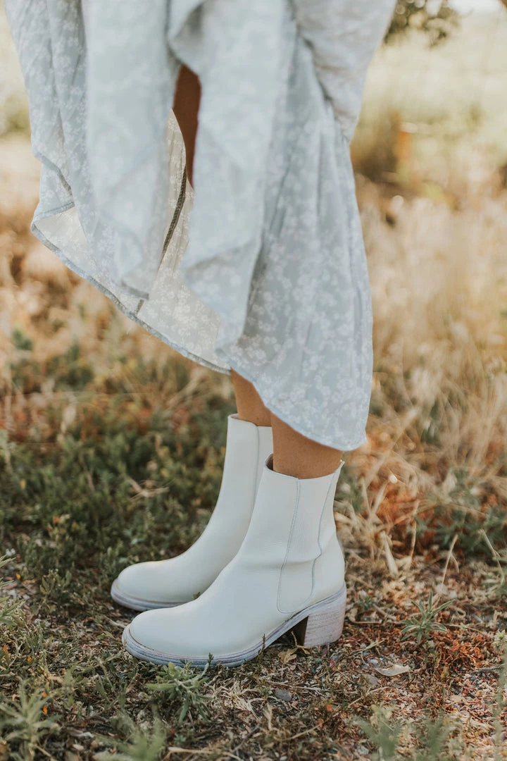 Henly Free People Essential Chelsea Boot In Chalk