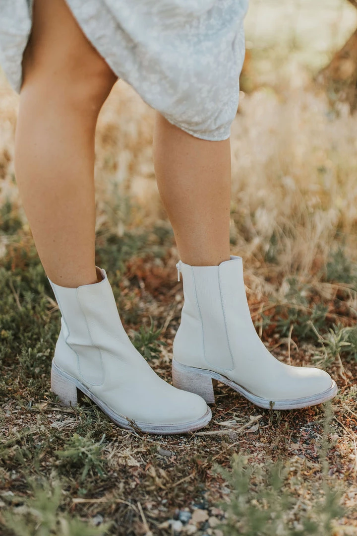 Henly Free People Essential Chelsea Boot In Chalk