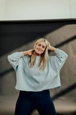 Henly Everson Sweatshirt In Soft Blue Tops