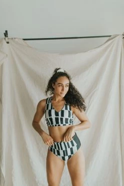 Henly *Nani Mode Deep B&W Switch V Crop Swim TOP SALE