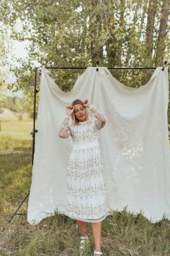 Henly Valentina Lace Maxi In White Dresses