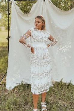 Henly Valentina Lace Maxi In White Dresses