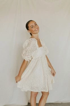 Henly Dancing Daisy Lace Mini