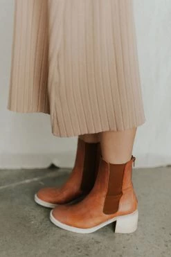 Henly Free People Essential Chelsea Boot In Whiskey