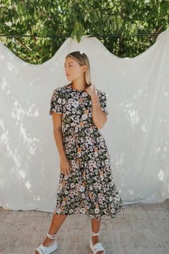 Henly She Daisy Floral Midi In Black Dresses