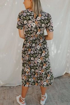 Henly She Daisy Floral Midi In Black Dresses