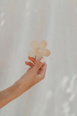 Henly Daisy Claw Clip - 2 Colors Accessories