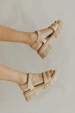 Henly Shoes Rory Platform Sandal In Toffee