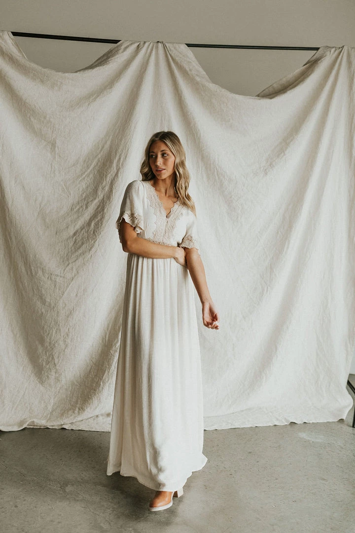 Henly Mojave Lace Maxi In Cream Dresses