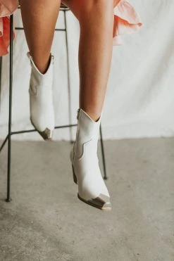 Henly Dakota Boot In White Shoes