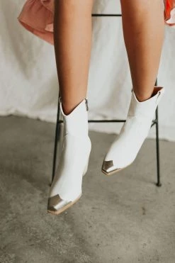 Henly Dakota Boot In White Shoes