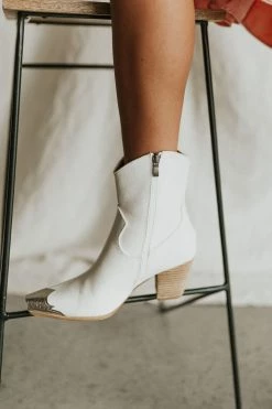 Henly Dakota Boot In White Shoes