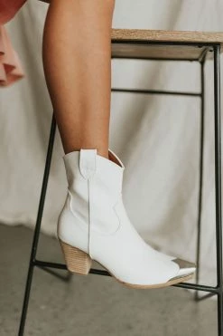 Henly Dakota Boot In White Shoes