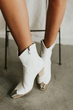 Henly Dakota Boot In White Shoes