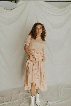 Henly Waverly Smocked Midi In Peach