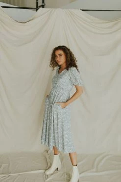 Henly Field Of Flowers Midi In Daisy Blue Dresses