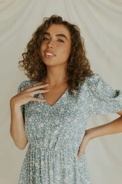 Henly Field Of Flowers Midi In Daisy Blue Dresses