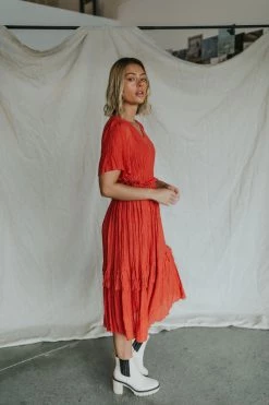 Henly Nola Crinkle Midi In Brick Dresses