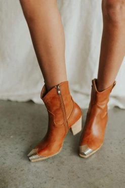 Henly Dakota Boot In Camel Shoes