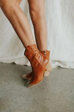 Henly Dakota Boot In Camel Shoes