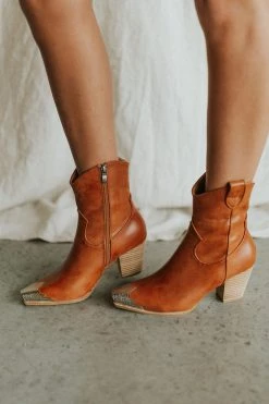 Henly Dakota Boot In Camel Shoes
