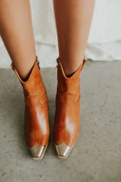 Henly Dakota Boot In Camel Shoes