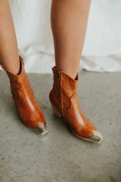 Henly Dakota Boot In Camel Shoes