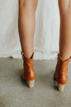 Henly Dakota Boot In Camel Shoes