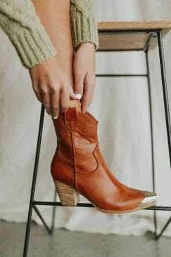 Henly Dakota Boot In Camel Shoes