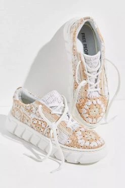 Henly Free People Catch Me If You Can Sneaker In Creme